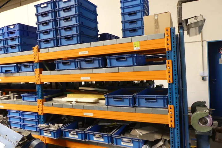 Konvolut Material, Kunststoffkisten, Rohmaterial Umfang: 4x Fachinhalt